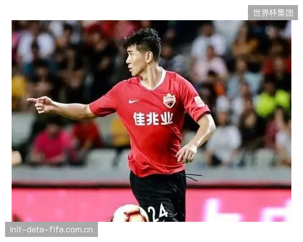 哈弗茨的伪九号角色定义新支点,其前场无球压迫将直接冲击对手中卫线。 哈弗茨的伪九号角色定义新支点,其前场无球压迫将直接冲击对手中卫线。